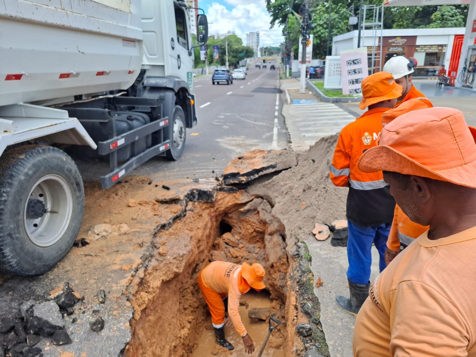 Recuperação Emergencial do Sistema de Drenagem em Manaus: Compromisso da Prefeitura com a População Recuperação Emergencial do Sistema de Drenagem em Manaus: Compromisso da Prefeitura com a População