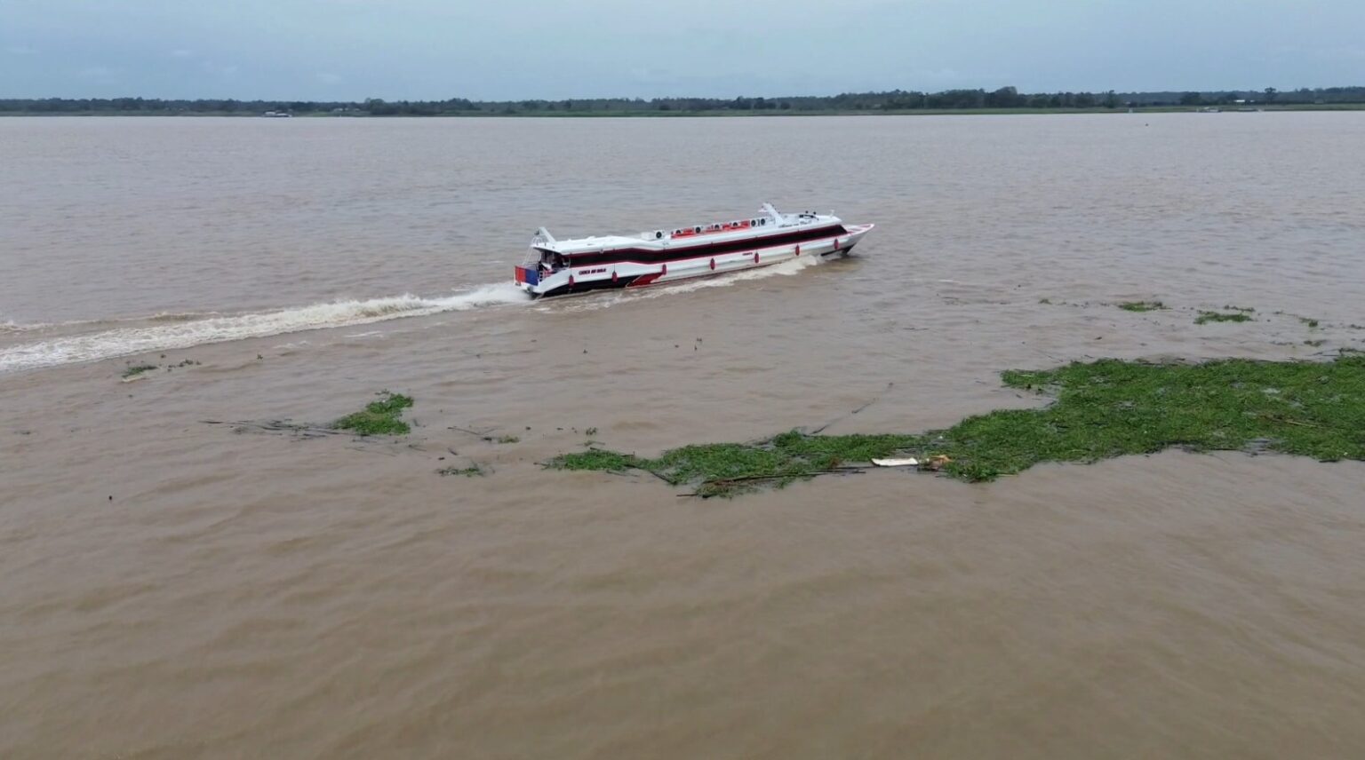 Rio Solimões apresenta níveis alarmantes mesmo durante a cheia na Amazônia Rio Solimões apresenta níveis alarmantes mesmo durante a cheia na Amazônia