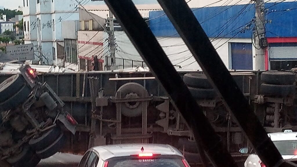 Acidente na Avenida Amazonas: Carreta Tomba e Causa Constrangimento no Trânsito de BH Acidente na Avenida Amazonas: Carreta Tomba e Causa Constrangimento no Trânsito de BH