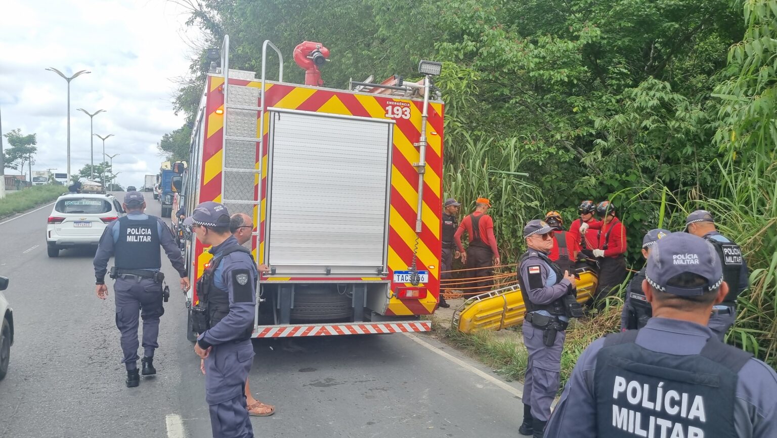 Acidente na Zona Leste de Manaus: Caminhão-baú Cai em Ribanceira e Motorista Fica Preso