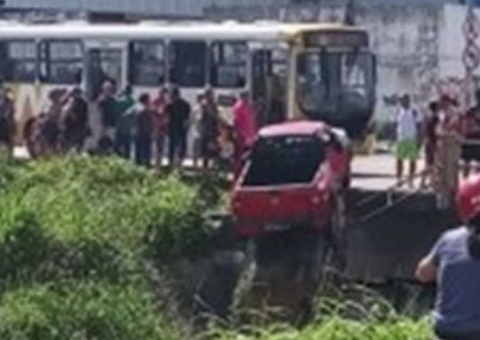 Colisão entre Picape e Ônibus em Manaus Deixa Veículo à Beira de Igarapé Colisão entre Picape e Ônibus em Manaus Deixa Veículo à Beira de Igarapé