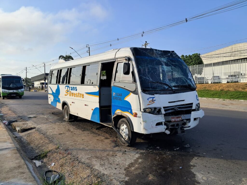 Colisão Grave em Manaus: Ônibus e Micro-ônibus Deixam 11 Feridos Colisão Grave em Manaus: Ônibus e Micro-ônibus Deixam 11 Feridos