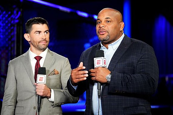 Daniel Cormier Enfatiza Que Lutadores do UFC Lucram Mais com Novo Acordo Daniel Cormier Enfatiza Que Lutadores do UFC Lucram Mais com Novo Acordo