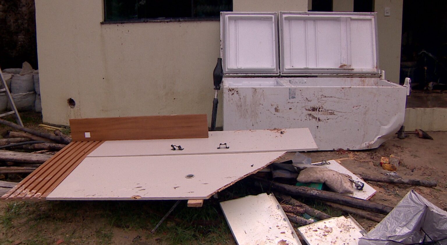 Deslizamentos em Manaus: Fortes Chuvas Devastam Casas na Zona Leste e Norte Deslizamentos em Manaus: Fortes Chuvas Devastam Casas na Zona Leste e Norte