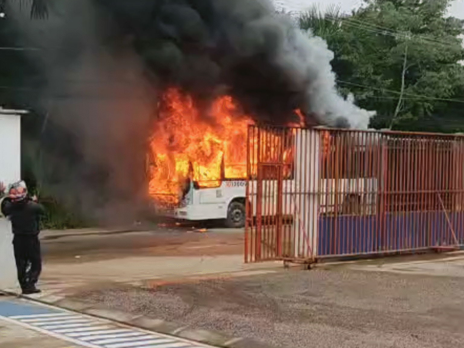 Incêndio Destrói Ônibus em Estacionamento na Avenida do Turismo, em Manaus Incêndio Destrói Ônibus em Estacionamento na Avenida do Turismo, em Manaus