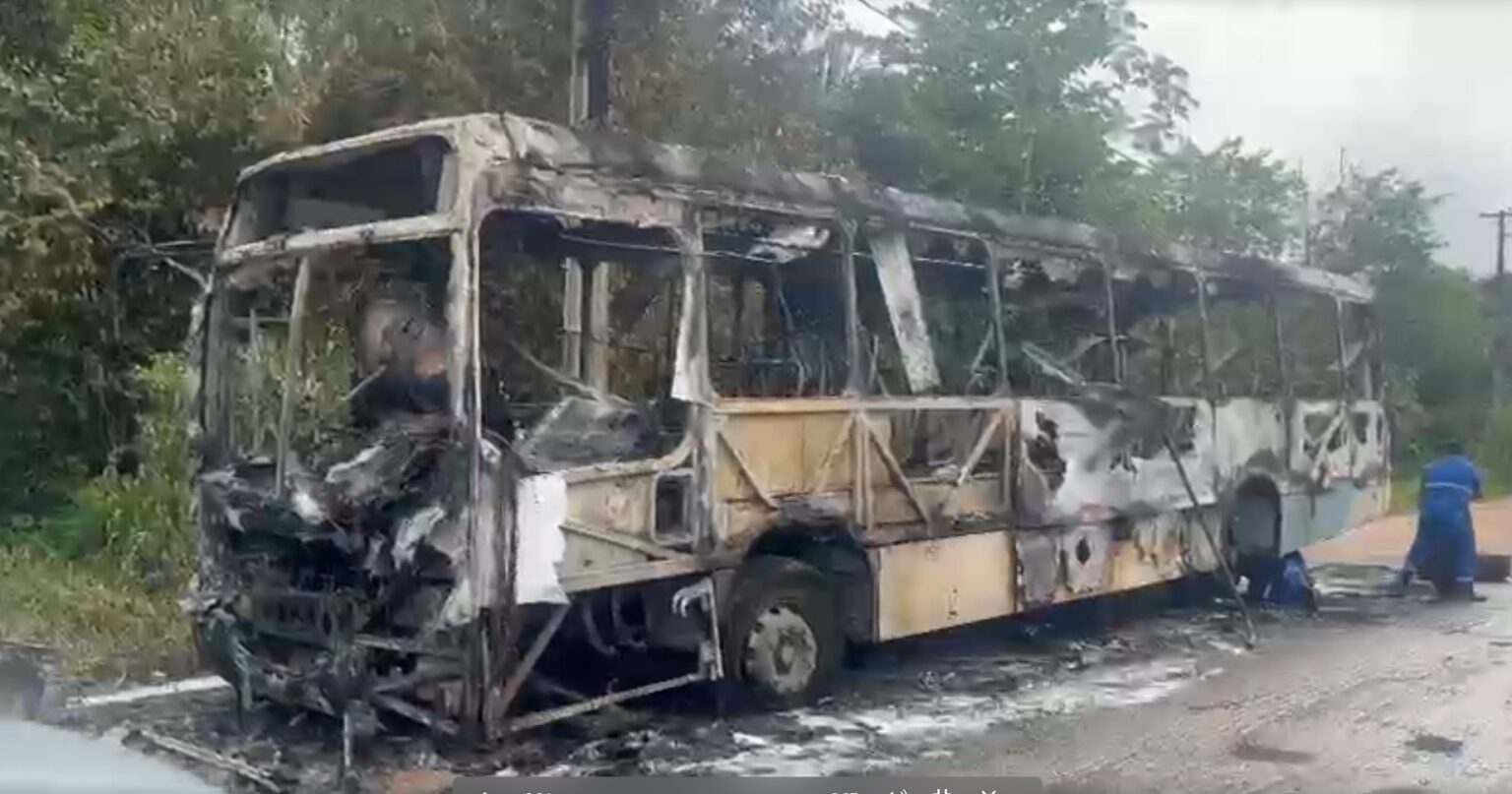 Incêndio Devasta Ônibus do Transporte Público na Zona Oeste de Manaus Incêndio Devasta Ônibus do Transporte Público na Zona Oeste de Manaus