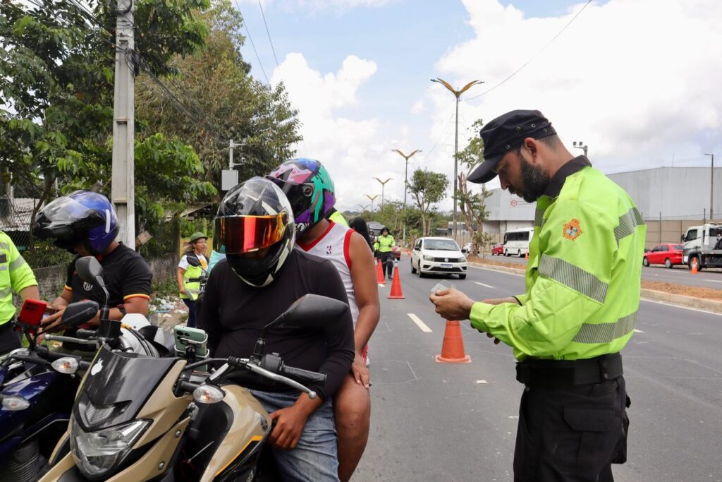 Operação ‘Trânsito Seguro’: Fiscalização e Educação na Avenida do Turismo em Manaus Operação 'Trânsito Seguro': Fiscalização e Educação na Avenida do Turismo em Manaus