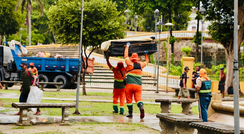 Prefeitura de Manaus Intensifica Limpeza na Praça da Matriz Após Aumento do Descarte Irregular de Lixo Prefeitura de Manaus Intensifica Limpeza na Praça da Matriz Após Aumento do Descarte Irregular de Li