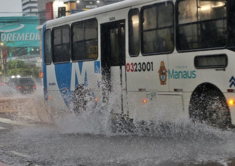 Alagamentos em Manaus: Motoristas Enfrentam Caos em Quarta-feira Chuvosa Alagamentos em Manaus: Motoristas Enfrentam Caos em Quarta-feira Chuvosa