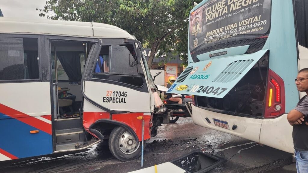 Colisão entre micro-ônibus e ônibus deixa 10 feridos na Zona Norte de Manaus Colisão entre micro-ônibus e ônibus deixa 10 feridos na Zona Norte de Manaus