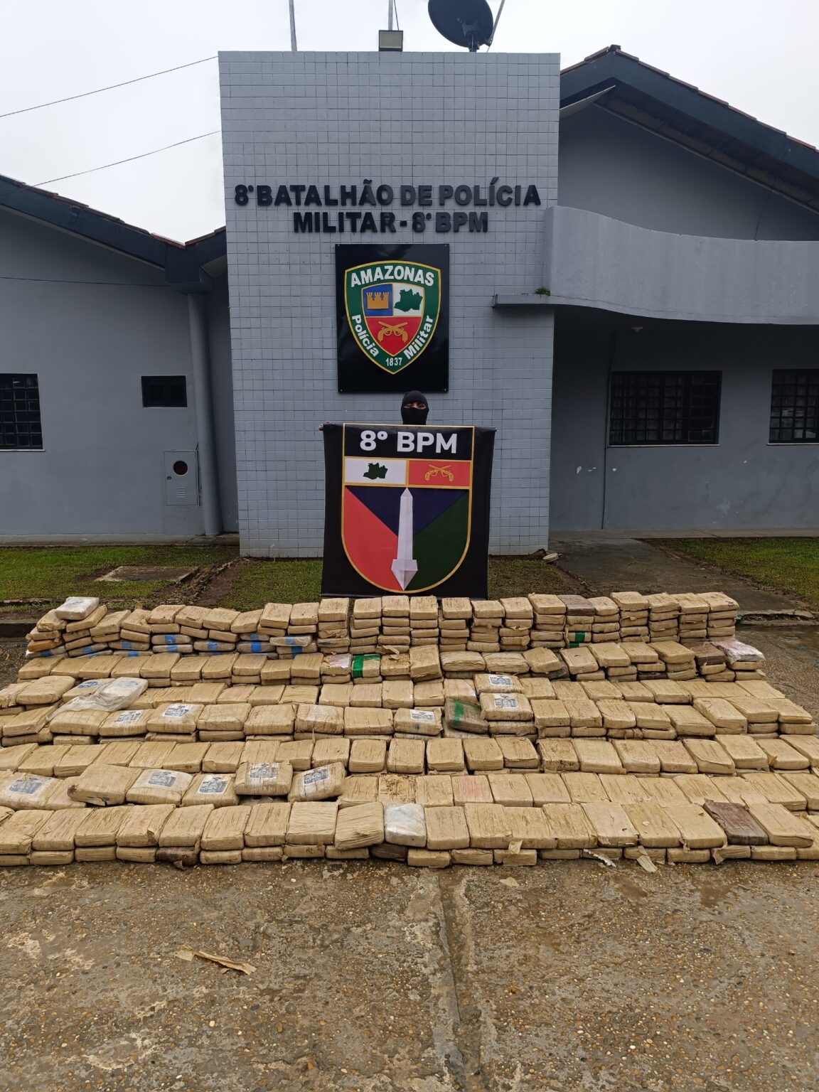 Confronto entre PMs e Traficantes Resulta em Apreensão de 800 kg de Drogas no Amazonas Confronto entre PMs e Traficantes Resulta em Apreensão de 800 kg de Drogas no Amazonas