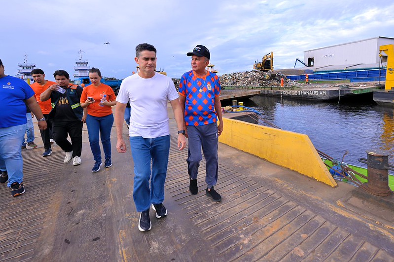 David Almeida Comanda Ação que Remove 350 Toneladas de Lixo do Rio Negro David Almeida Comanda Ação que Remove 350 Toneladas de Lixo do Rio Negro