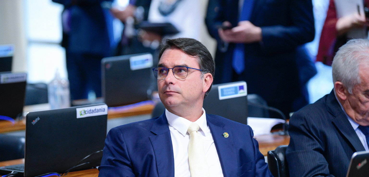 Flávio Bolsonaro: Crítico da ZFM Pode Receber Título de Cidadão do Amazonas Flávio Bolsonaro: Crítico da ZFM Pode Receber Título de Cidadão do Amazonas