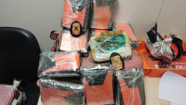 Mulher é Detida pela Polícia Federal por Tráfico de Drogas no Aeroporto de Manaus Mulher é Detida pela Polícia Federal por Tráfico de Drogas no Aeroporto de Manaus