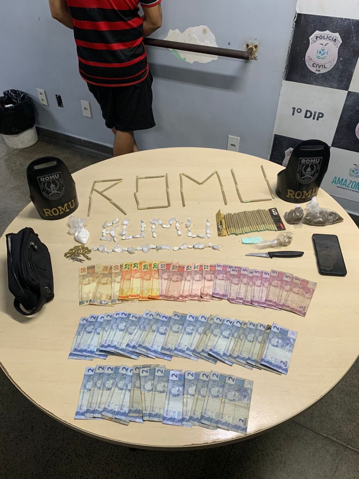 Romu Efetua Prisão por Tráfico de Drogas na Feira Manaus Moderna Romu Efetua Prisão por Tráfico de Drogas na Feira Manaus Moderna