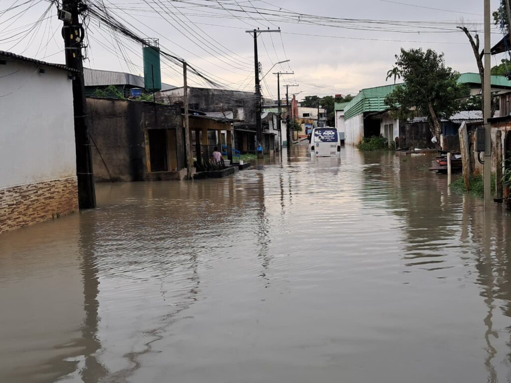 Seis Pessoas Resgatadas em Micro-ônibus Durante Forte Chuva em Manaus Seis Pessoas Resgatadas em Micro-ônibus Durante Forte Chuva em Manaus