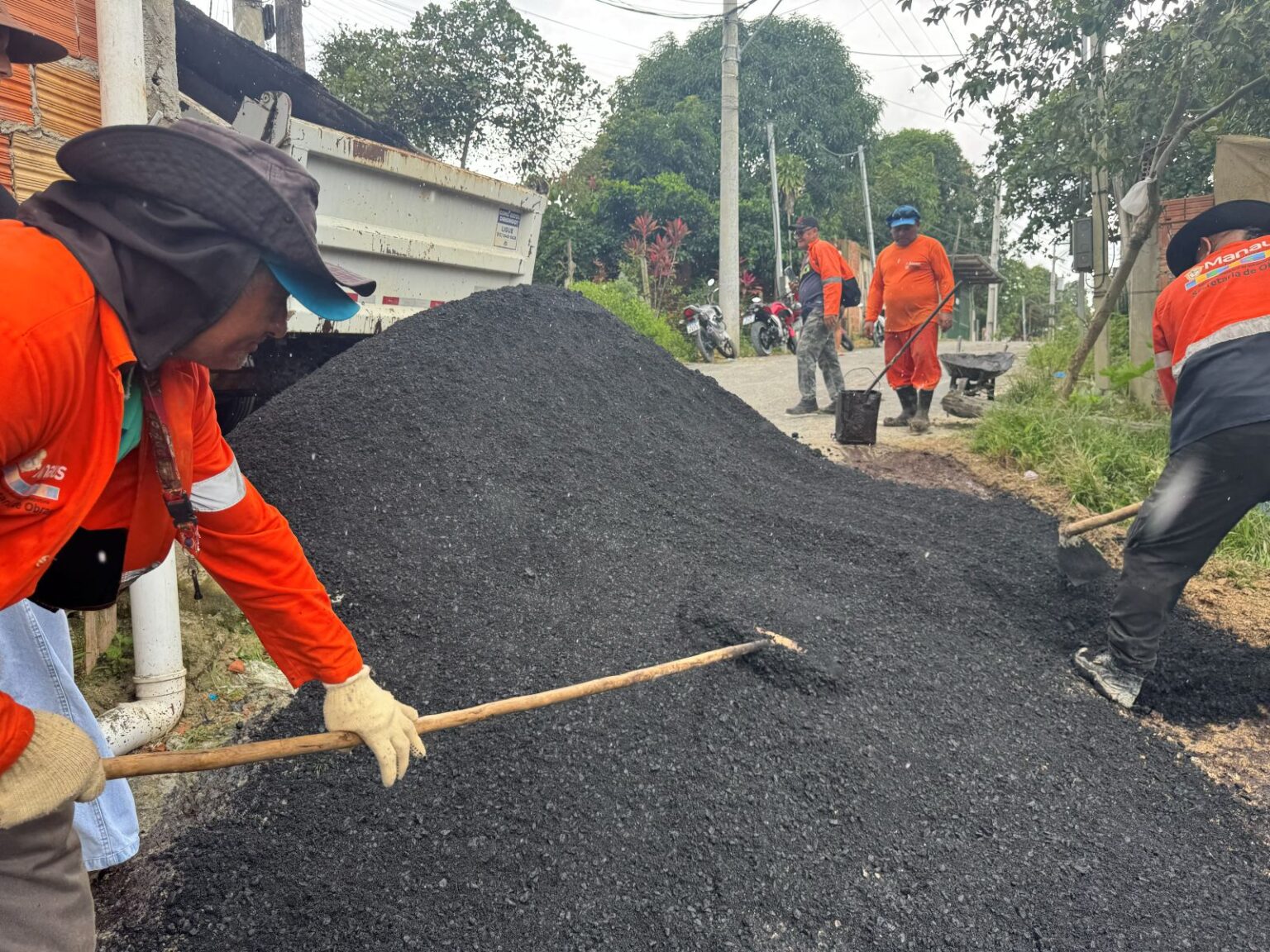 Transformação Histórica: Asfalto Chega pela Primeira Vez em Rua de Manaus Transformação Histórica: Asfalto Chega pela Primeira Vez em Rua de Manaus