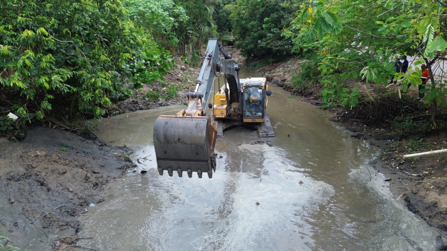 Ação de Dragagem e Limpeza no Igarapé da Redenção: Prefeitura de Manaus em Ação Ação de Dragagem e Limpeza no Igarapé da Redenção: Prefeitura de Manaus em Ação