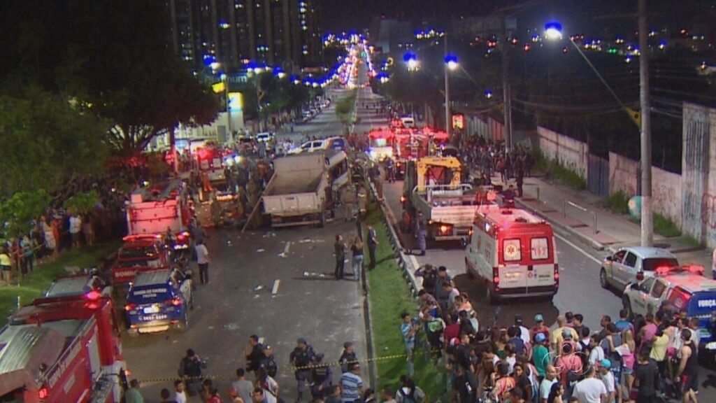 Doze Anos Após Tragédia em Manaus: Famílias e Sobreviventes Lamentam o Acidente Entre Micro-ônibus e Caminhão Doze Anos Após Tragédia em Manaus: Famílias e Sobreviventes Lamentam o Acidente Entre Micro-ônibus e
