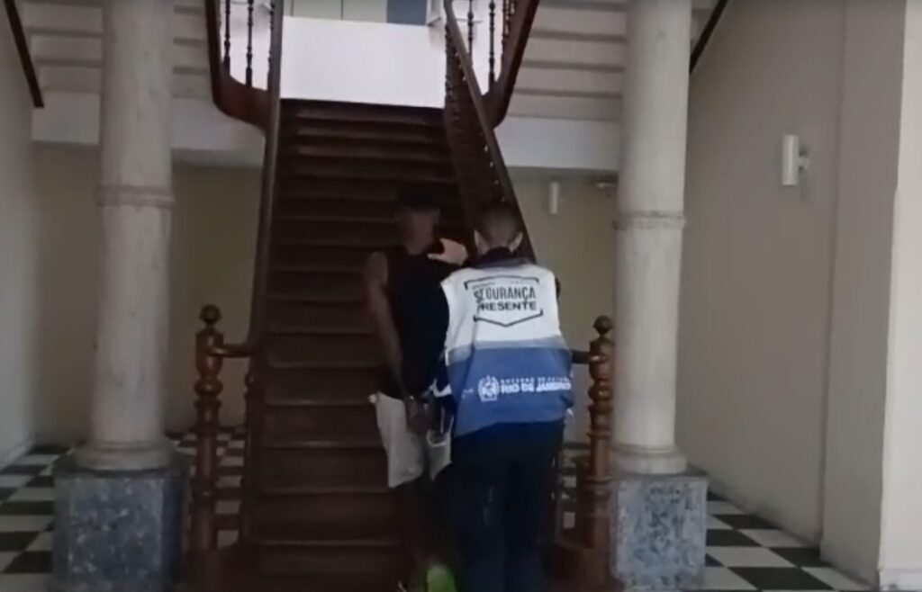 Homem é Detido Após Ameaçar Esposa em Terminal de Niterói – Segurança em Foco Homem é Detido Após Ameaçar Esposa em Terminal de Niterói - Segurança em Foco
