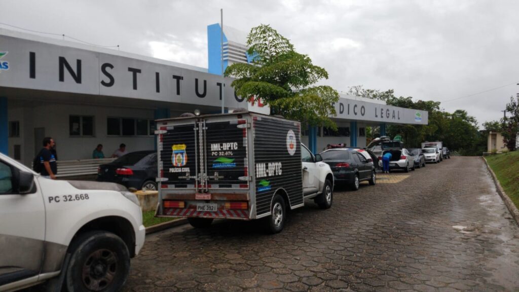 Homem é encontrado morto em apartamento em Manaus; cães se alimentaram do corpo, segundo polícia Homem é encontrado morto em apartamento em Manaus; cães se alimentaram do corpo, segundo polícia