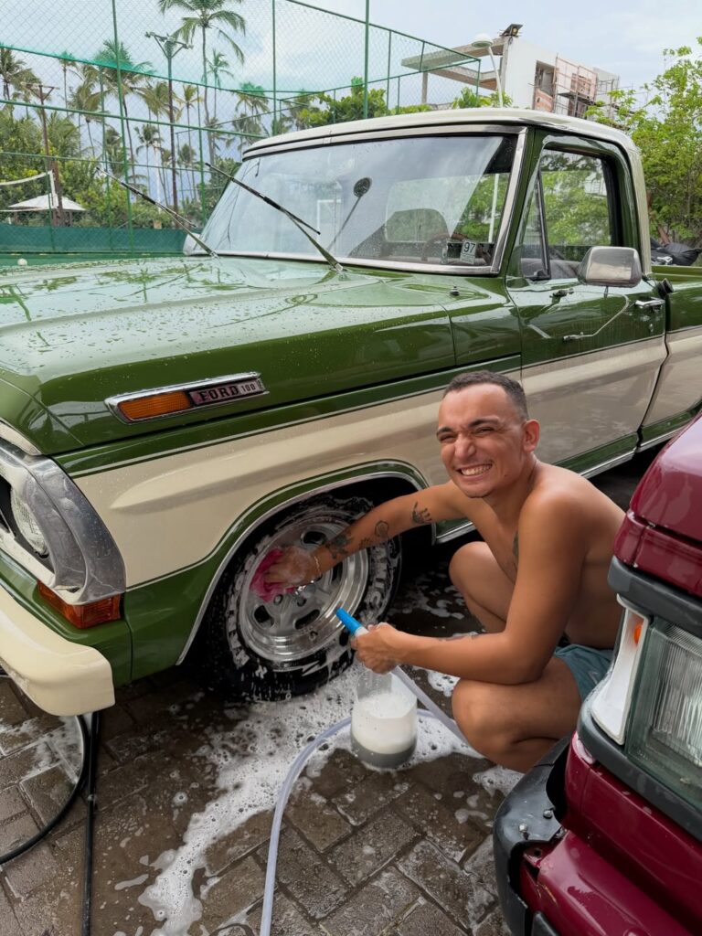 João Gomes Exibe Luxuosidade com Carro Avaliado em R$ 250 Mil e Encanta Fãs João Gomes Exibe Luxuosidade com Carro Avaliado em R$ 250 Mil e Encanta Fãs
