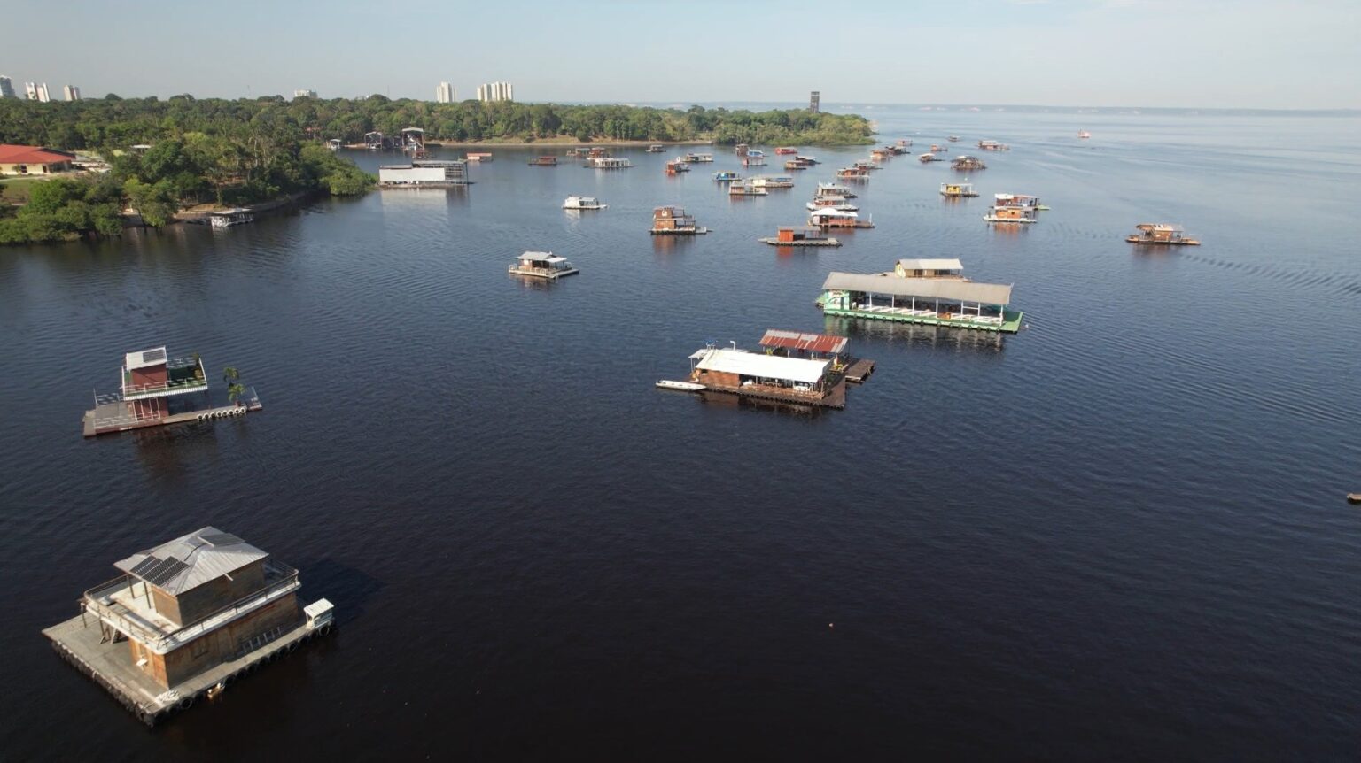 Justiça do Amazonas Suspende Remoção de Flutuantes no Tarumã-Açu Justiça do Amazonas Suspende Remoção de Flutuantes no Tarumã-Açu