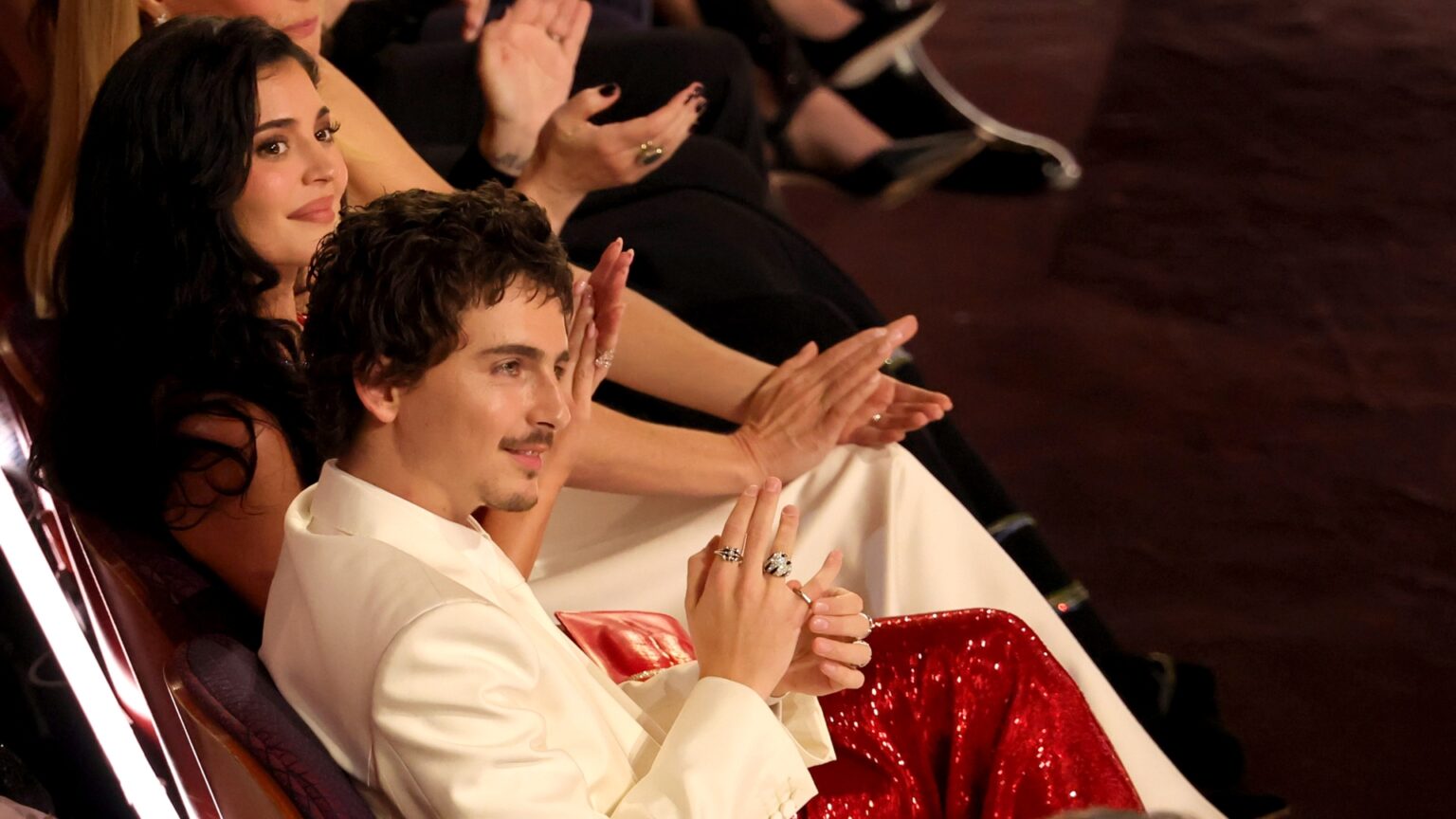 Kylie Jenner e Timothée Chalamet Causam Frisson no Oscar 2026 com Looks Deslumbrantes Kylie Jenner e Timothée Chalamet Causam Frisson no Oscar 2026 com Looks Deslumbrantes