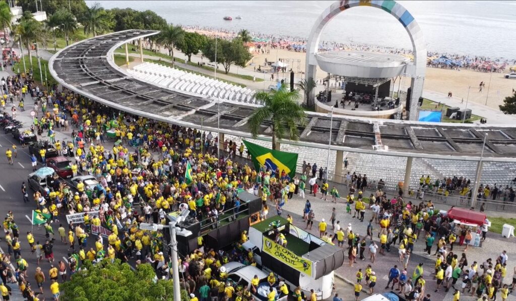Manifestantes Protestam Contra Lula e STF em Manaus: Mobilização Nacional Manifestantes Protestam Contra Lula e STF em Manaus: Mobilização Nacional