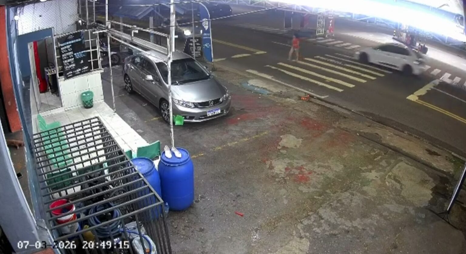 Motorista foge após atropelar mulher em faixa de pedestres em Manaus; Assista ao vídeo Motorista foge após atropelar mulher em faixa de pedestres em Manaus; Assista ao vídeo