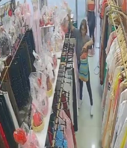 Mulheres Furtam Loja na Zona Leste de Manaus em Ação Rápida e Ousada Mulheres Furtam Loja na Zona Leste de Manaus em Ação Rápida e Ousada