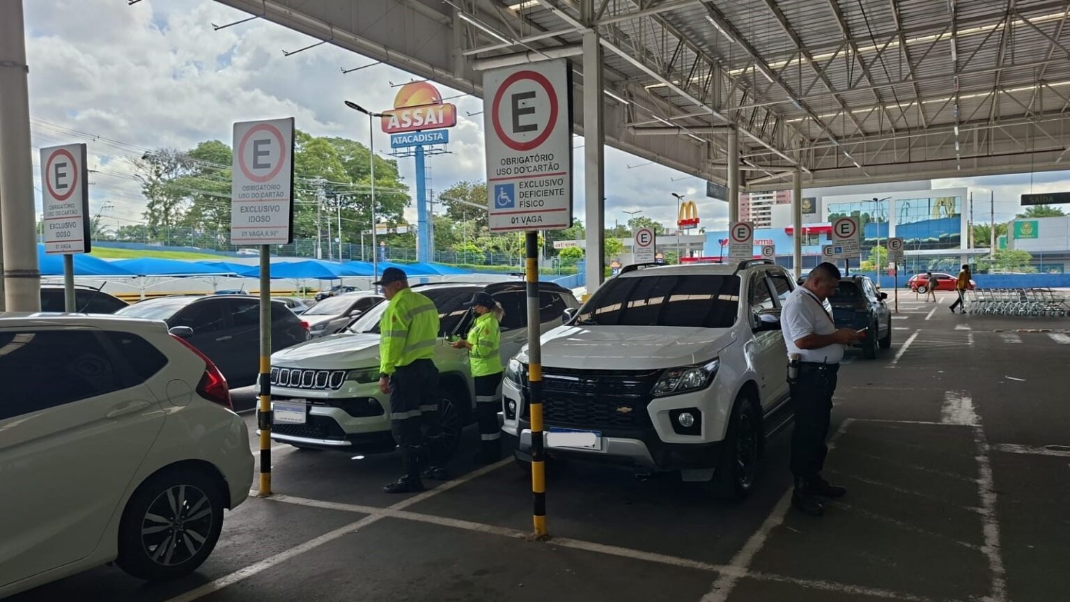 Prefeitura de Manaus autua 30 veículos por uso irregular de vagas especiais Prefeitura de Manaus autua 30 veículos por uso irregular de vagas especiais