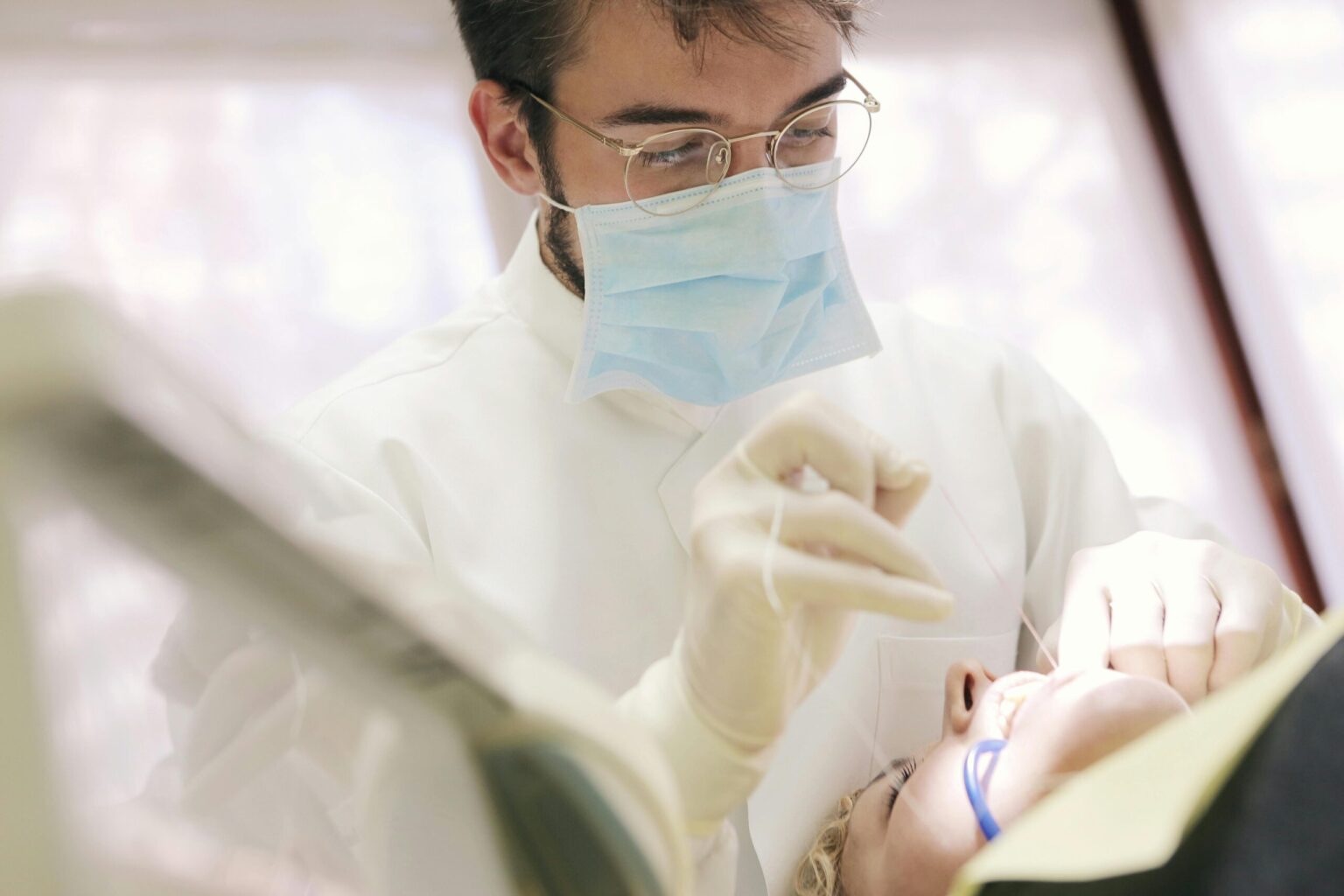 Quebrou um Dente no Feriado? Saiba Como Agir Rápido e com Segurança Quebrou um Dente no Feriado? Saiba Como Agir Rápido e com Segurança