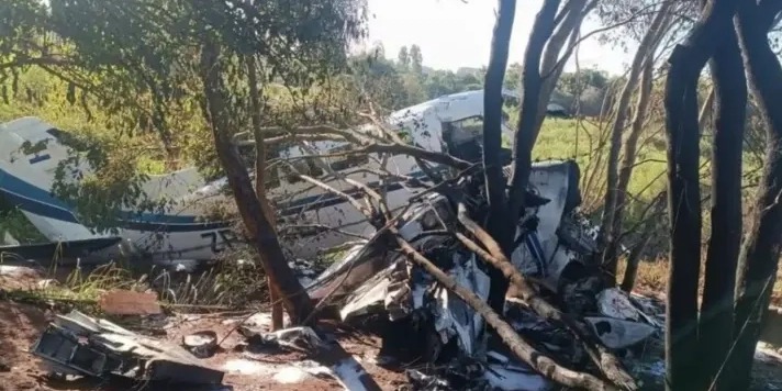 Avião que Transportava Milhões em Dinheiro Cai no Paraguai e Carga É Saqueada Avião que Transportava Milhões em Dinheiro Cai no Paraguai e Carga É Saqueada