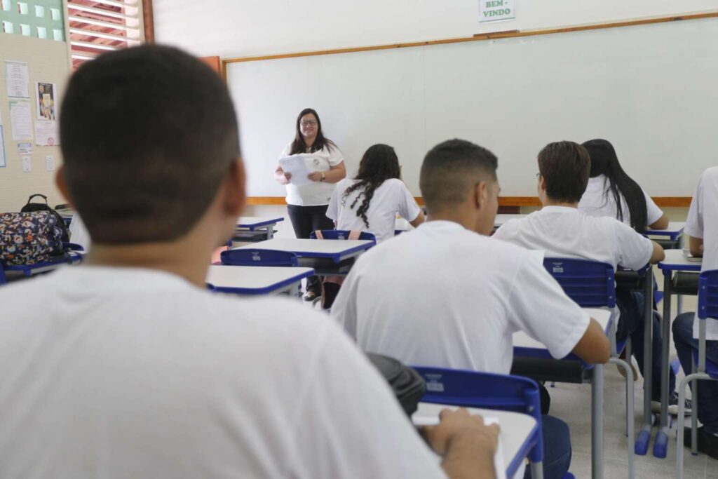 Ceará: 68 mil professores recebem reajuste salarial de 5,4% em 2024