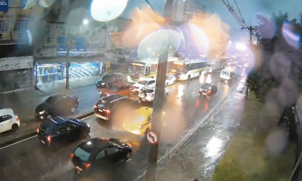 Chuva Forte no Rio de Janeiro: Alagamentos e Transito Comprometido Chuva Forte no Rio de Janeiro: Alagamentos e Transito Comprometido