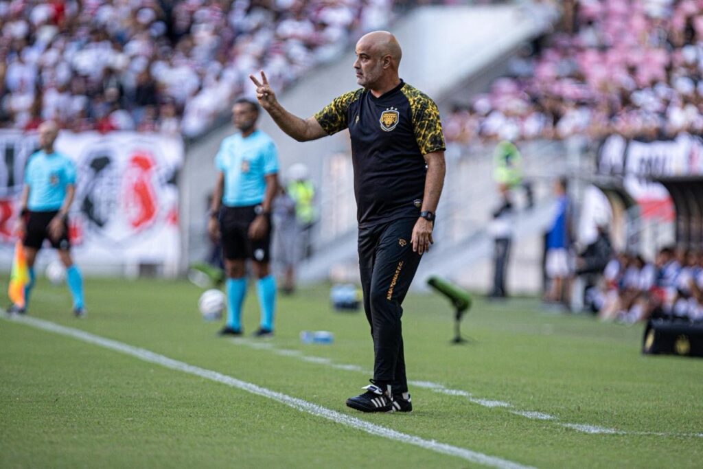 Cristian de Souza Elogia Equipe e Celebra Quarta Vitória na Série C: “Isso Nos Fortalece” Cristian de Souza Elogia Equipe e Celebra Quarta Vitória na Série C: "Isso Nos Fortalece"