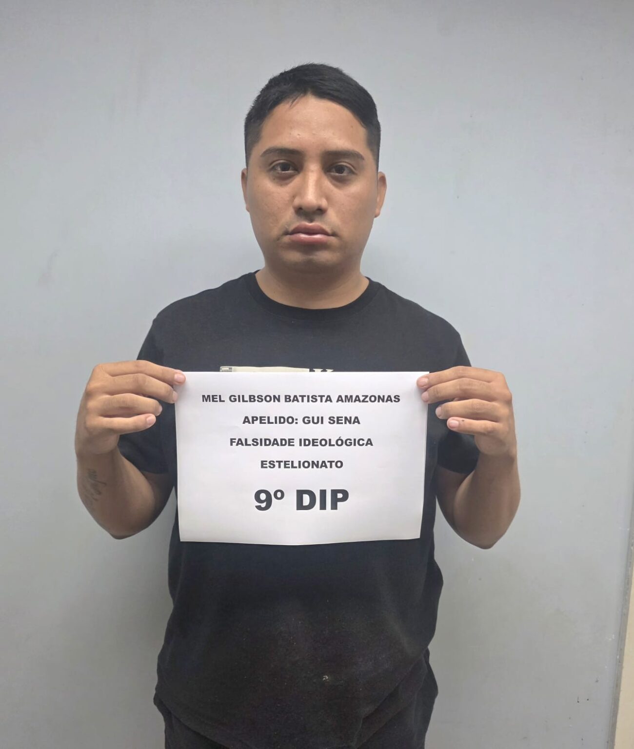 Influenciador Detido em Manaus por Golpes com Perfis Falsos de Celebridades Influenciador Detido em Manaus por Golpes com Perfis Falsos de Celebridades