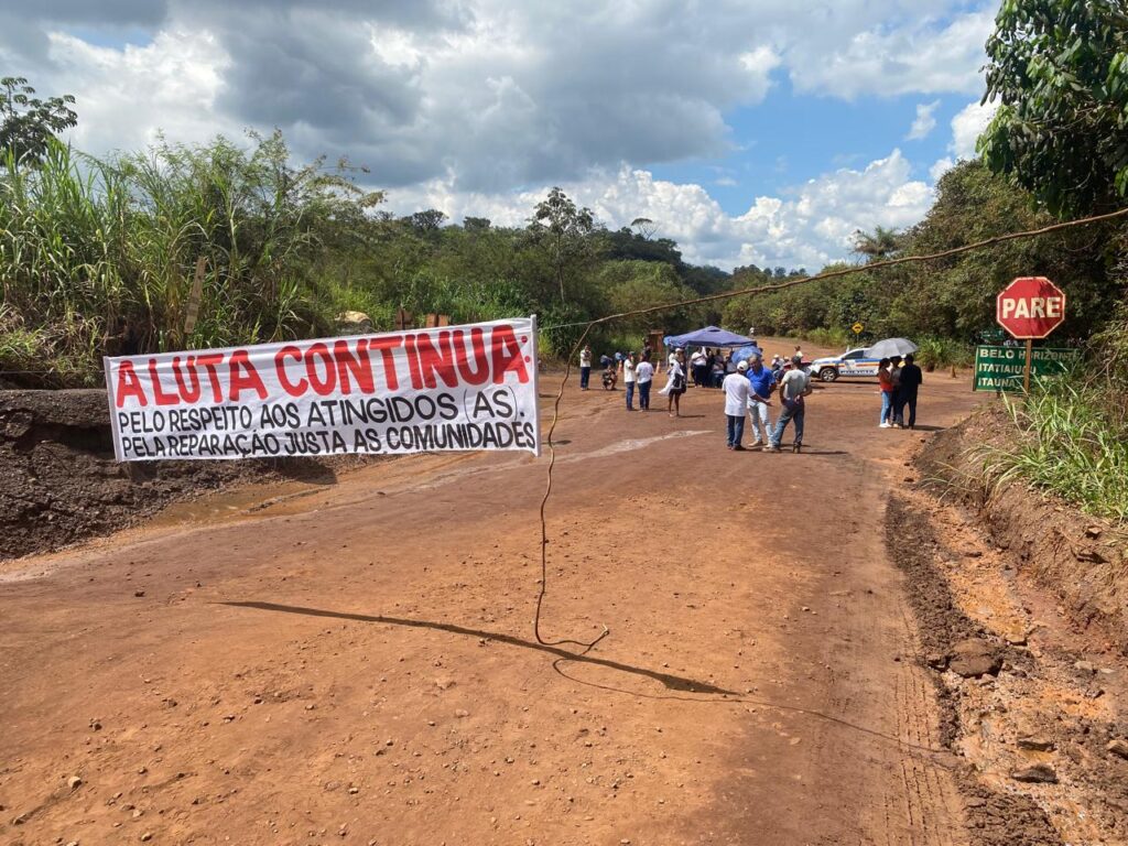 Moradores Mantêm Bloqueio de Estrada em Itatiaiuçu Após Transbordamento de Estruturas da Usiminas Moradores Mantêm Bloqueio de Estrada em Itatiaiuçu Após Transbordamento de Estruturas da Usiminas