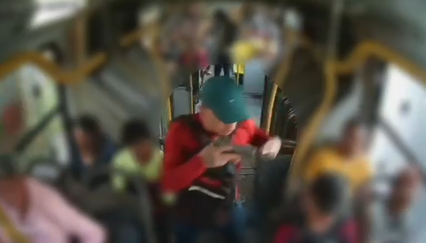 Polícia Civil do Amazonas Busca Identificação de Trio Suspeito de Assalto a Ônibus em Manaus Polícia Civil do Amazonas Busca Identificação de Trio Suspeito de Assalto a Ônibus em Manaus