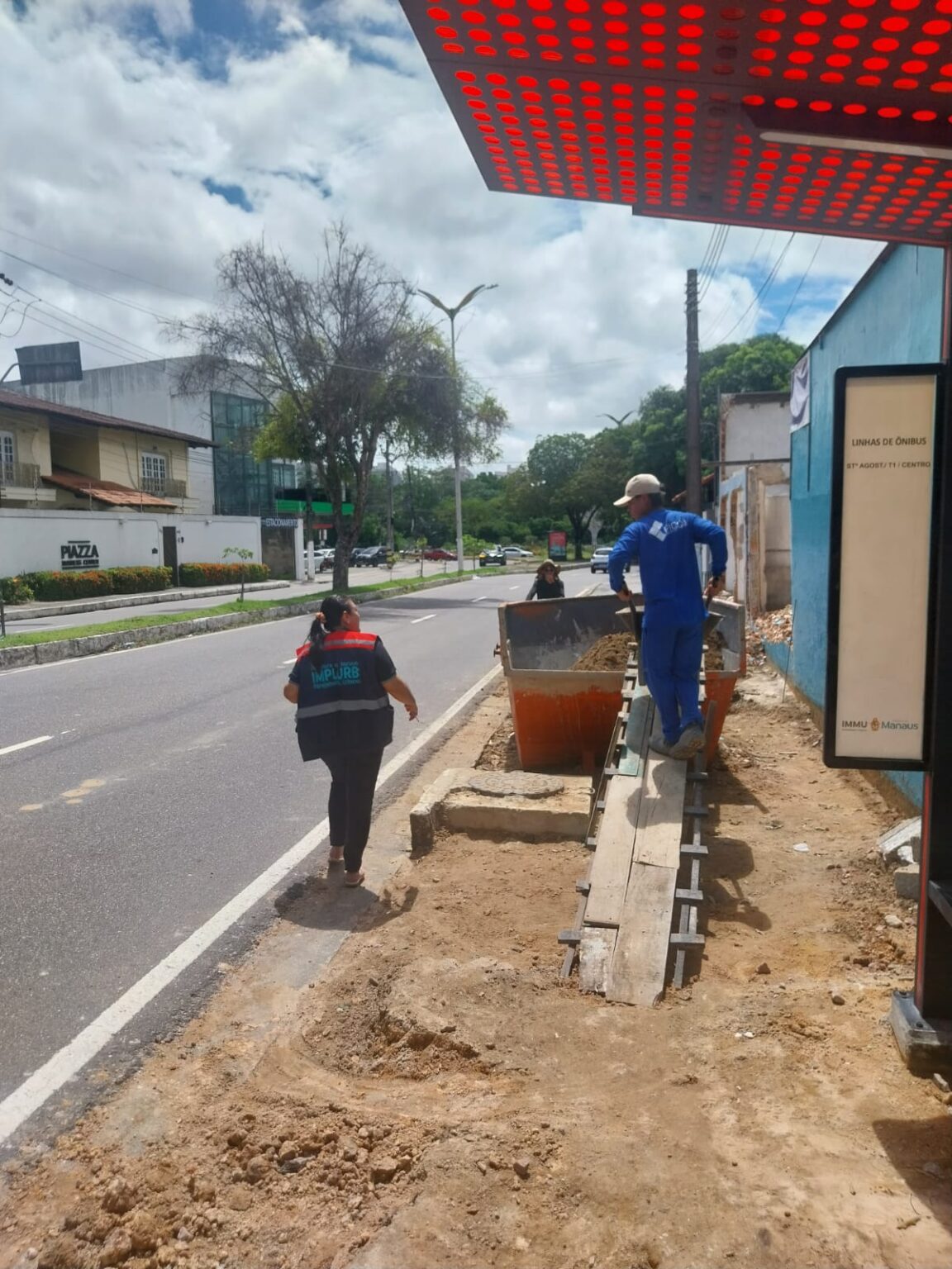 Prefeitura de Manaus Embarga Demolição Irregular Durante Feriado de Tiradentes Prefeitura de Manaus Embarga Demolição Irregular Durante Feriado de Tiradentes