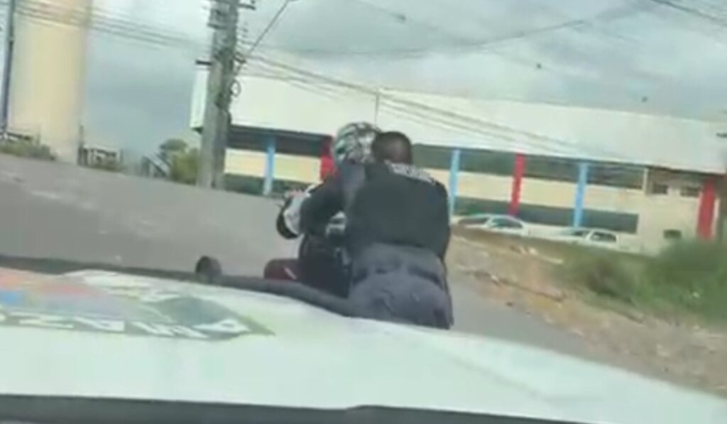 Solidariedade em Ação: Policiais Ajudam Cadeirante a Subir Ladeira em Manaus Solidariedade em Ação: Policiais Ajudam Cadeirante a Subir Ladeira em Manaus