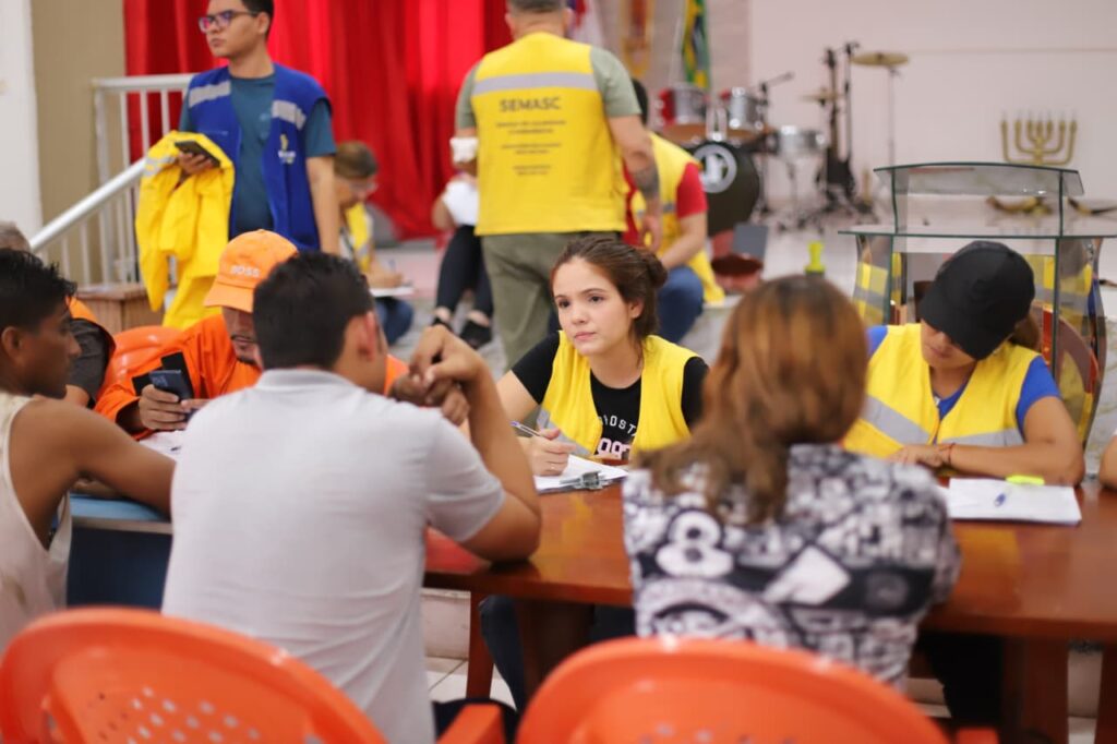 Assistência Urgente às Famílias Atingidas por Incêndio no São Jorge: Prefeitura de Manaus em Ação Assistência Urgente às Famílias Atingidas por Incêndio no São Jorge: Prefeitura de Manaus em Ação