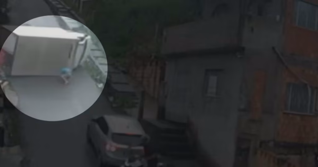 Caminhão Tomba em Manaus e Homem Escapa por Pouco de Acidente Fatal Caminhão Tomba em Manaus e Homem Escapa por Pouco de Acidente Fatal