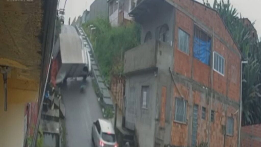 Homem Salta de Caminhão Desgovernado Poucos Segundos Antes do Tombamento em Manaus Homem Salta de Caminhão Desgovernado Poucos Segundos Antes do Tombamento em Manaus