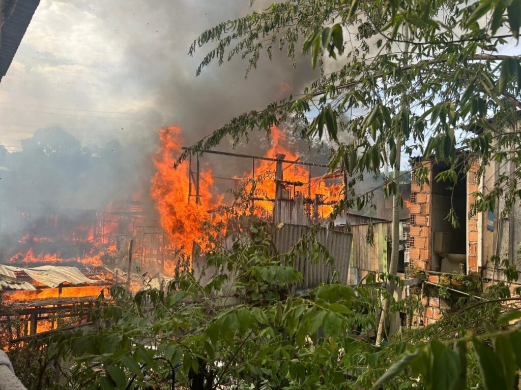 Incêndio Devasta Bairro São Jorge em Manaus; Vítima de 73 Anos Recebe Alta