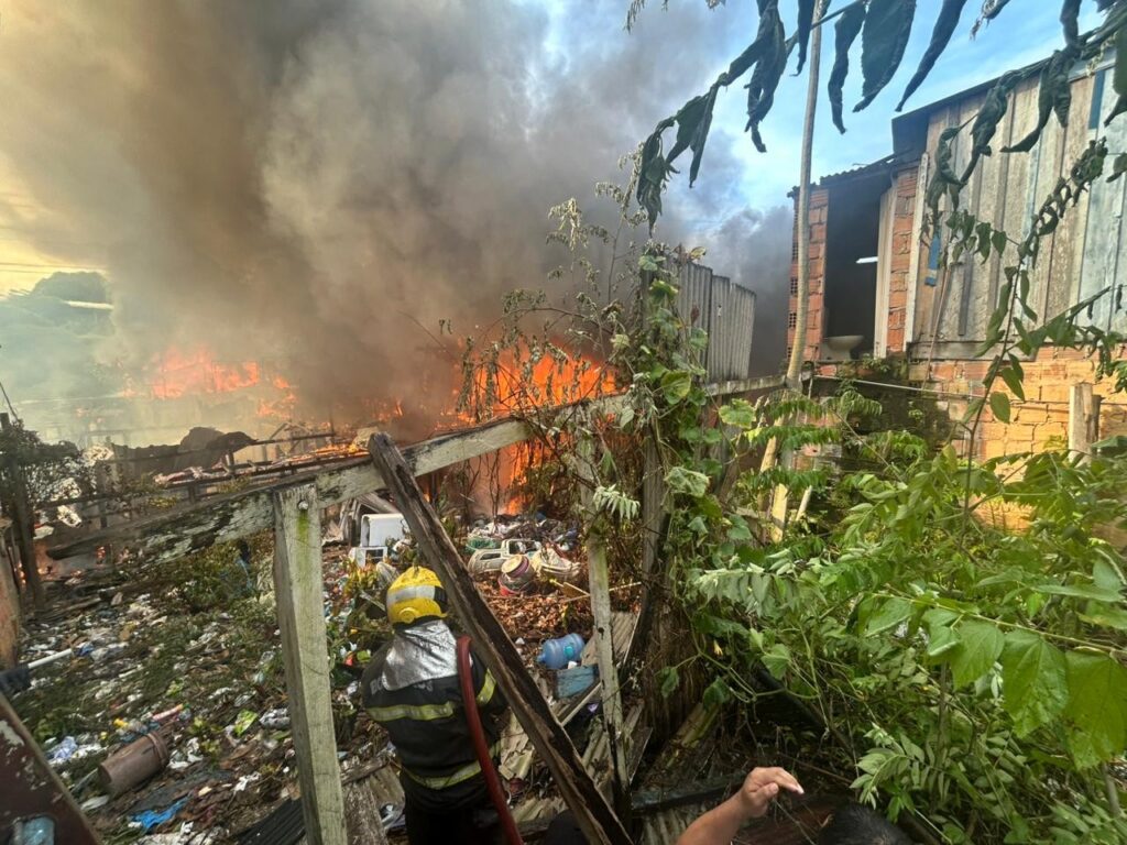 Incêndio no Bairro São Jorge em Manaus: Suspeita de Explosão de Botijão de Gás Incêndio no Bairro São Jorge em Manaus: Suspeita de Explosão de Botijão de Gás