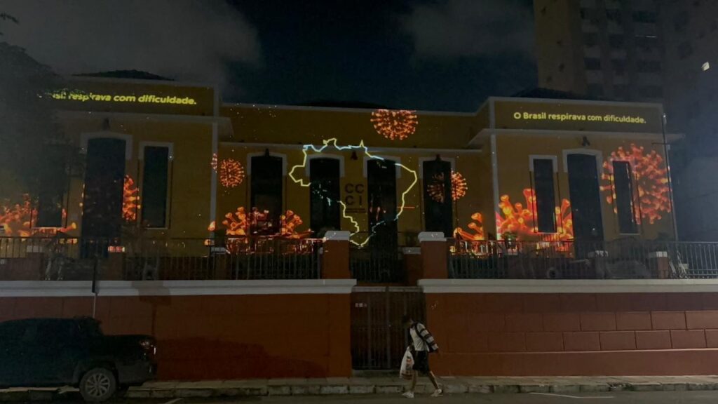 Memória e Homenagem: Manaus Projeta Nomes de Vítimas da Covid-19 em Ação Emocionante