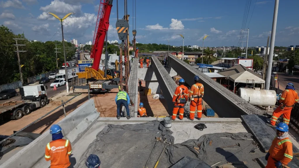 Prefeitura de Manaus avança no Complexo Viário Passarão com içamento de vigas Prefeitura de Manaus avança no Complexo Viário Passarão com içamento de vigas