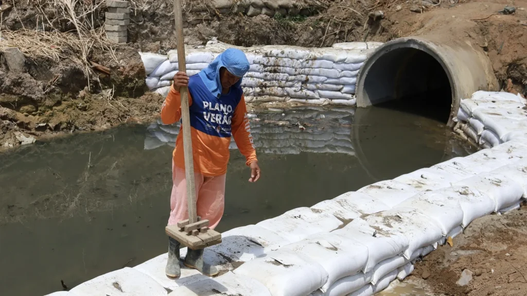 Prefeitura de Manaus reforça margem de igarapé no Alvorada com contenção em rip-rap